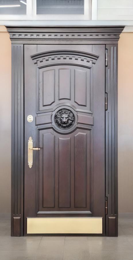 Дверь со львом и отбойником Дверь со львом и отбойником