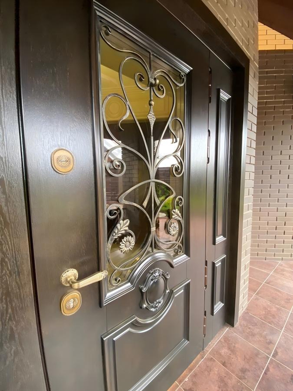 Парадная дверь с остеклением Парадная дверь с остеклением