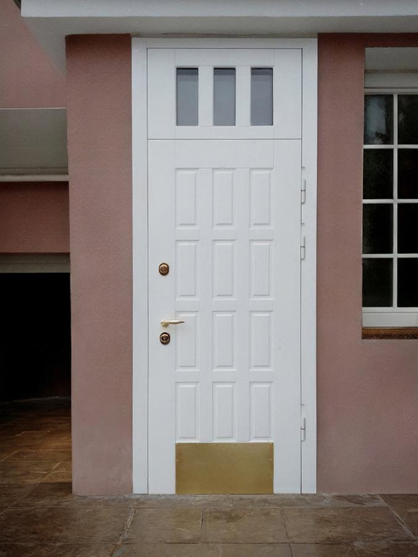 Белая дверь с отбойником Белая дверь с отбойником