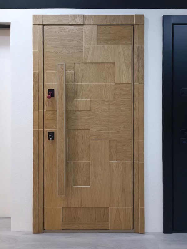 Дверь в выставочном зале Дверь в выставочном зале