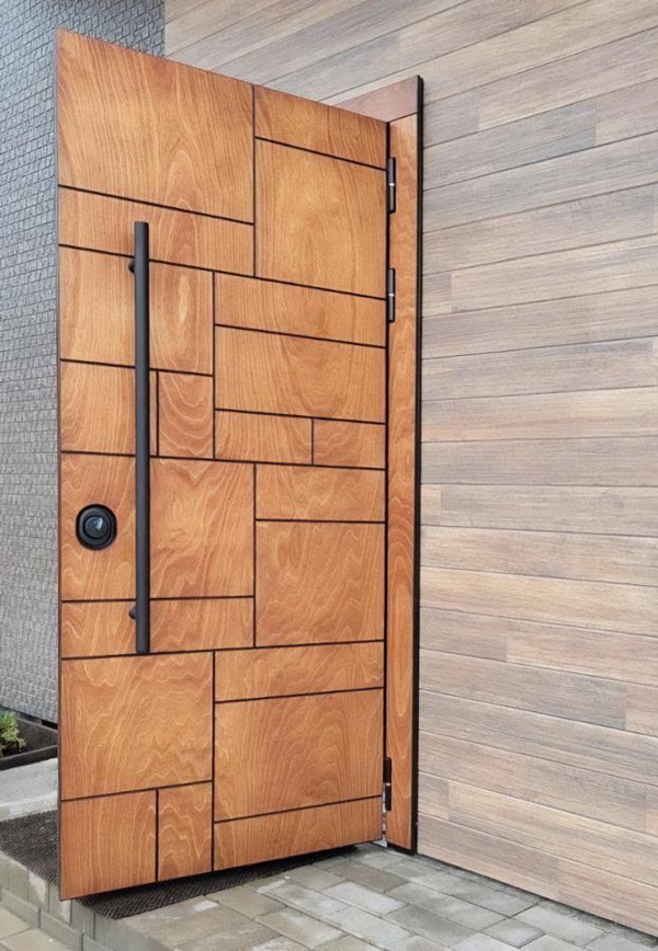 Уличная дверь с черной ручкой Уличная дверь с черной ручкой