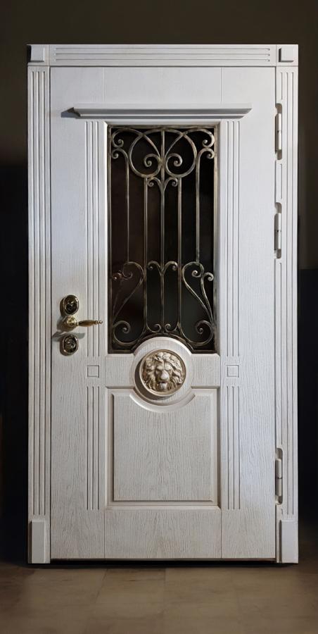 Белая дверь со львом и ковкой Белая дверь со львом и ковкой