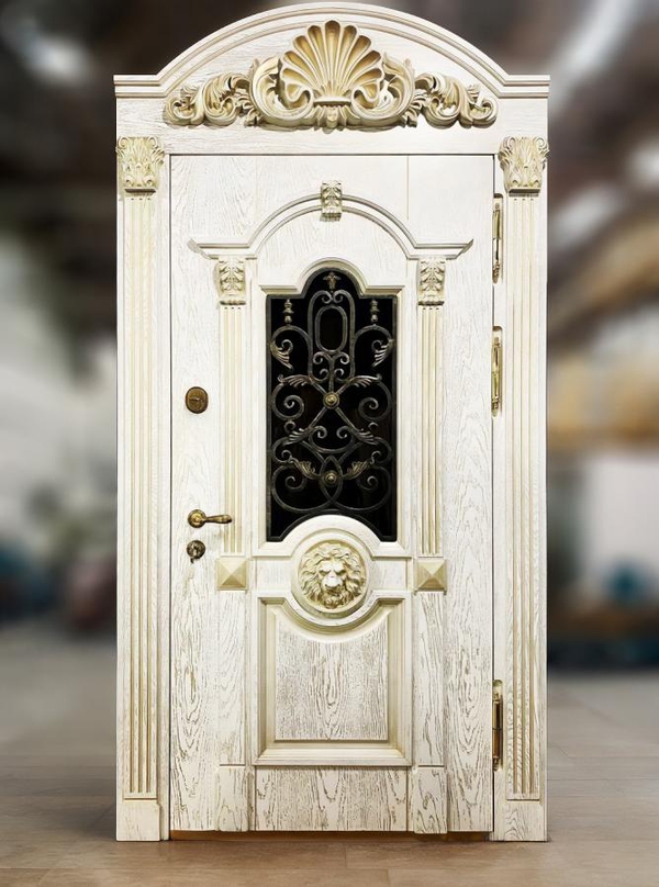 Парадная дверь с резьбой (фото из цеха) Парадная дверь с резьбой (фото из цеха)