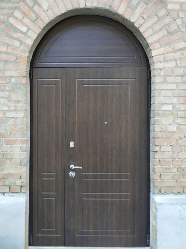 С арочной фрамугой С арочной фрамугой