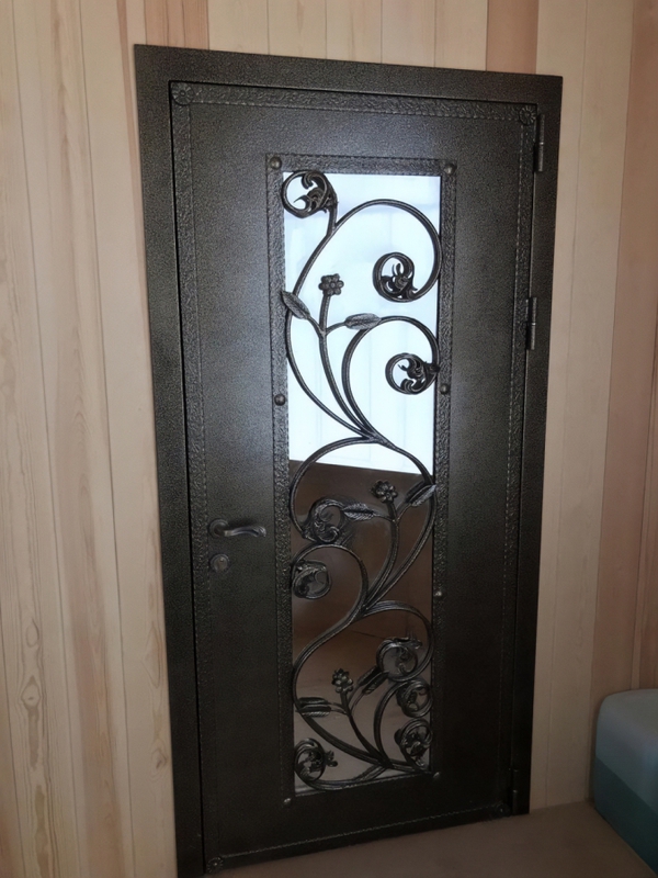 С большим стеклом и ковкой С большим стеклом и ковкой