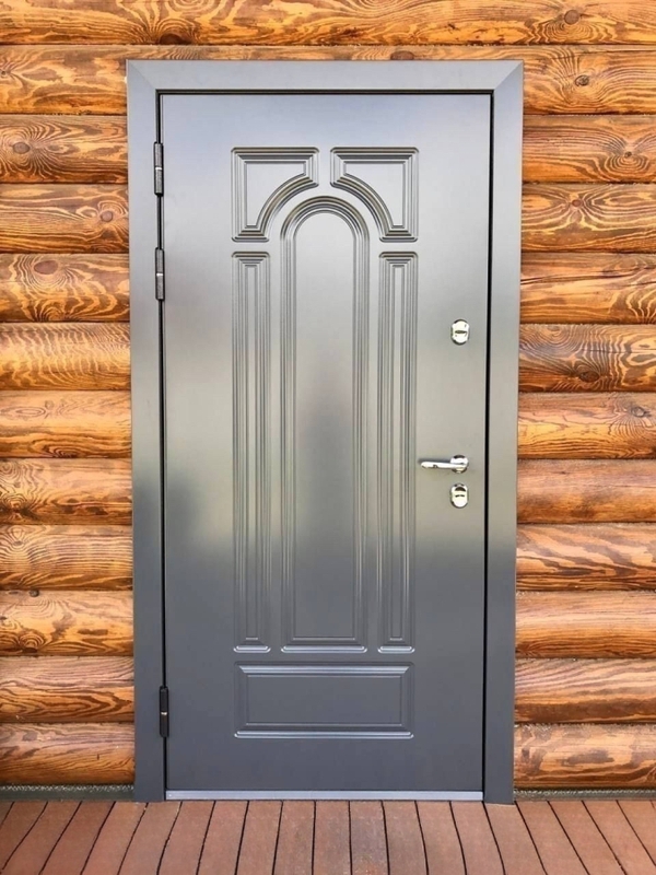 Дверь в бревенчатом доме Дверь в бревенчатом доме