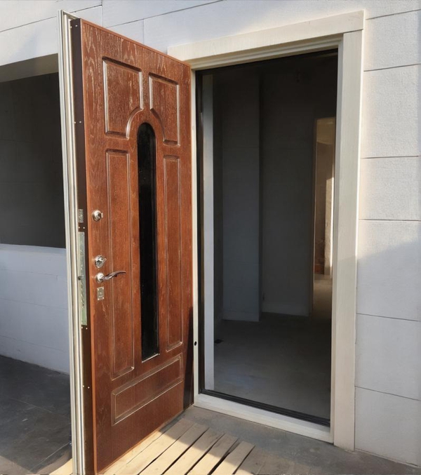 Дверь МДФ с узким стеклом Дверь МДФ с узким стеклом