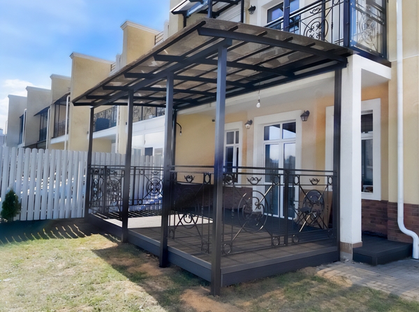 Навес пристрой к дому с крышей из прозрачного поликарбоната и ограждениями